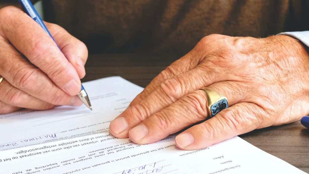 Skriver under ett avtal om due diligence
