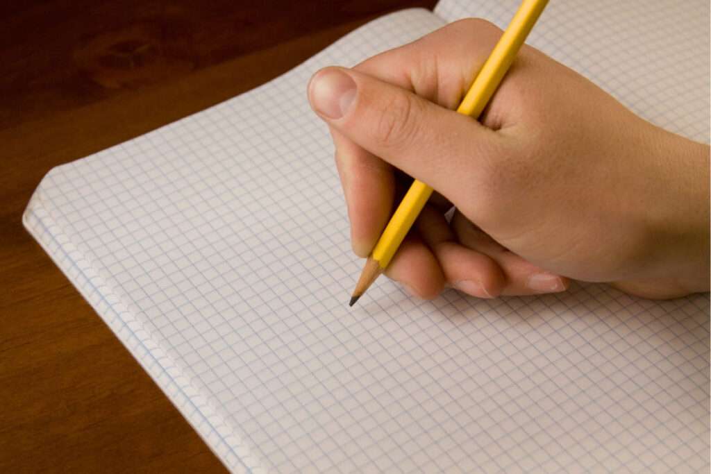 skriver stämningsansökan