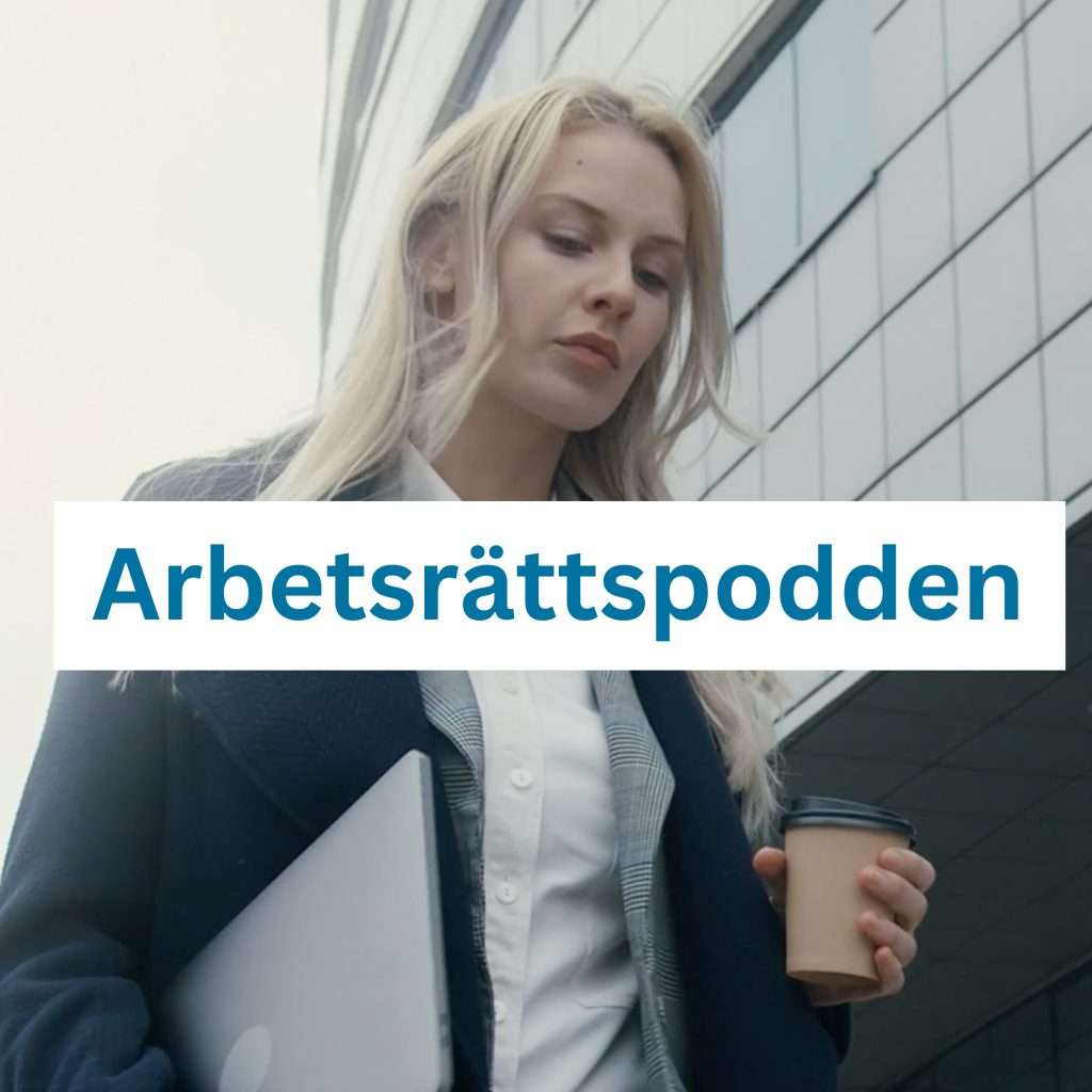 En kvinna med en kaffemugg och en dator i handen.