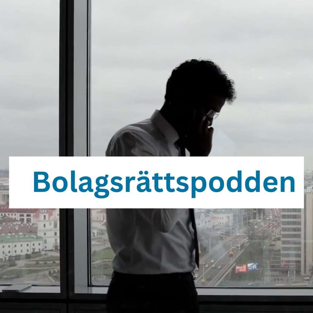 En man pratar i telefon.