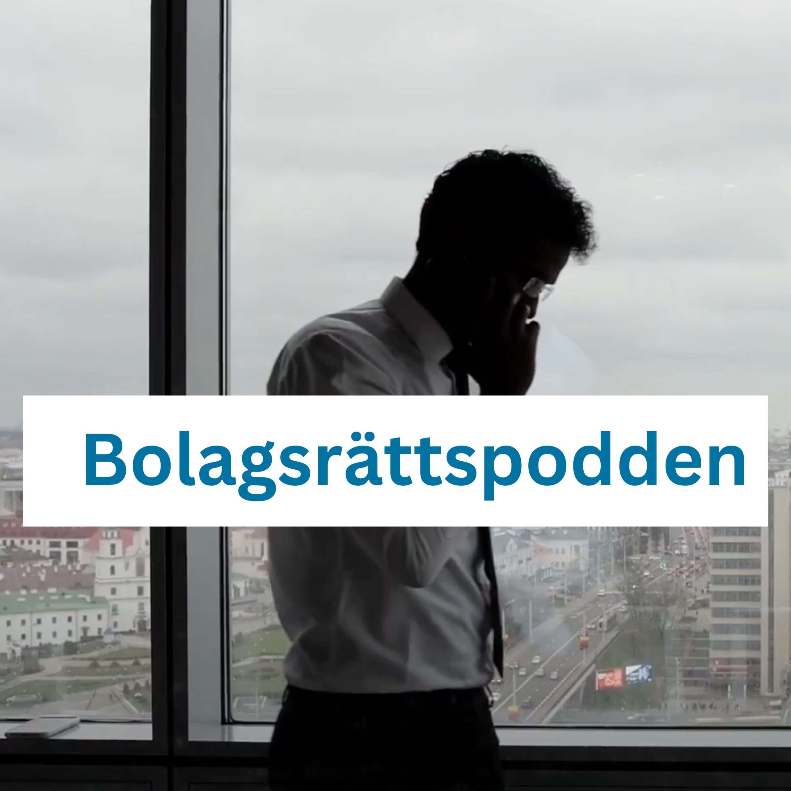En man pratar i telefon.
