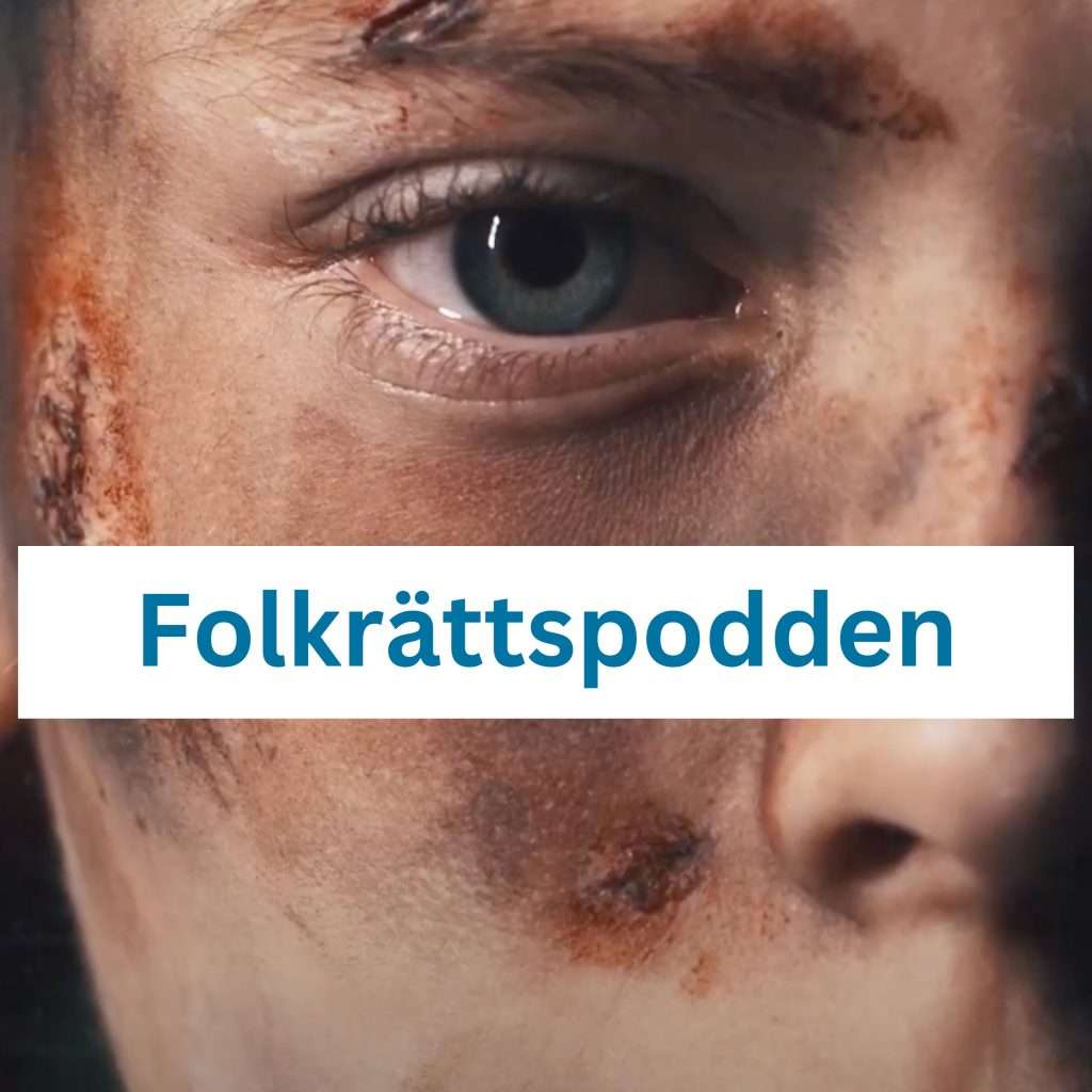 Bild på ett ansikte med texten i vit platta "Folkrättspodden"