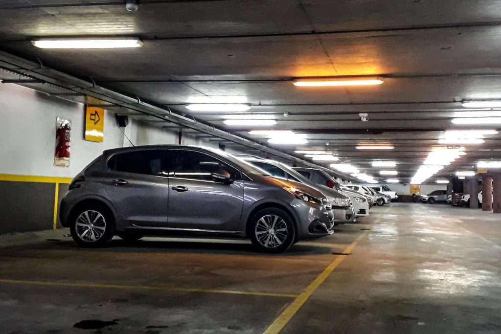 Bilar i parkeringsgarage - sambolagen