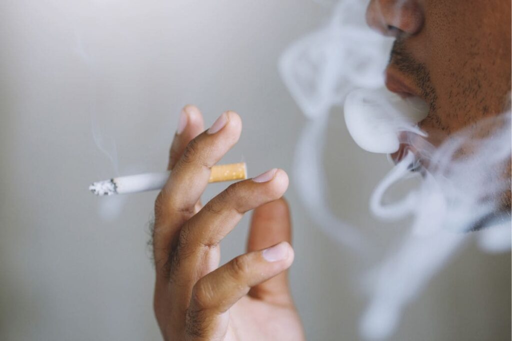 Rökare som bolmar rök