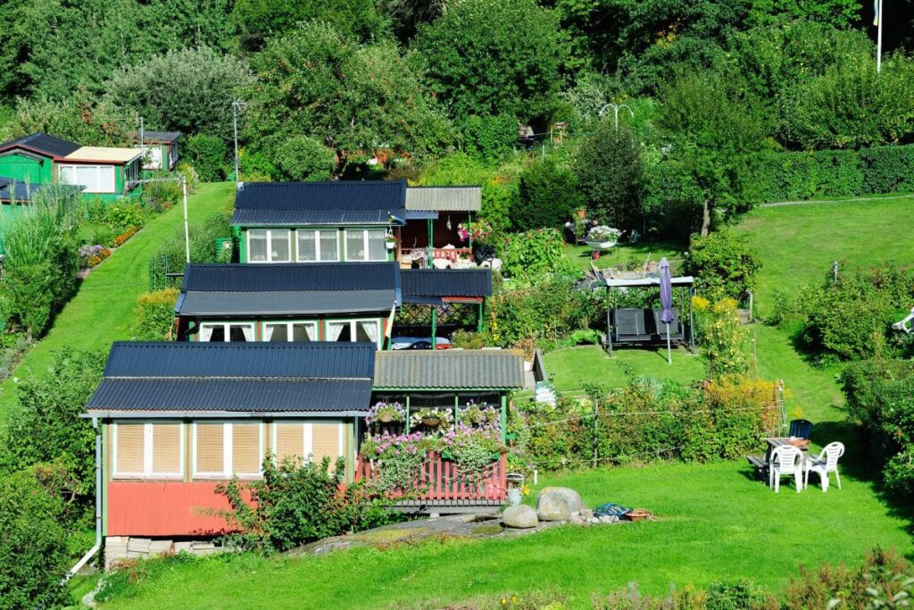 Små kolonistugor på rad