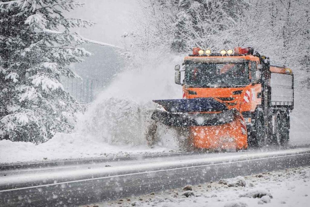 Plogar snö med lastbil