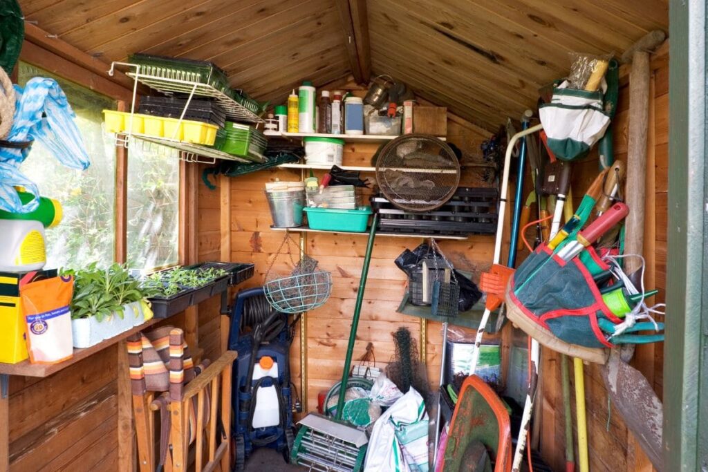Förråd med verktyg och förvaring