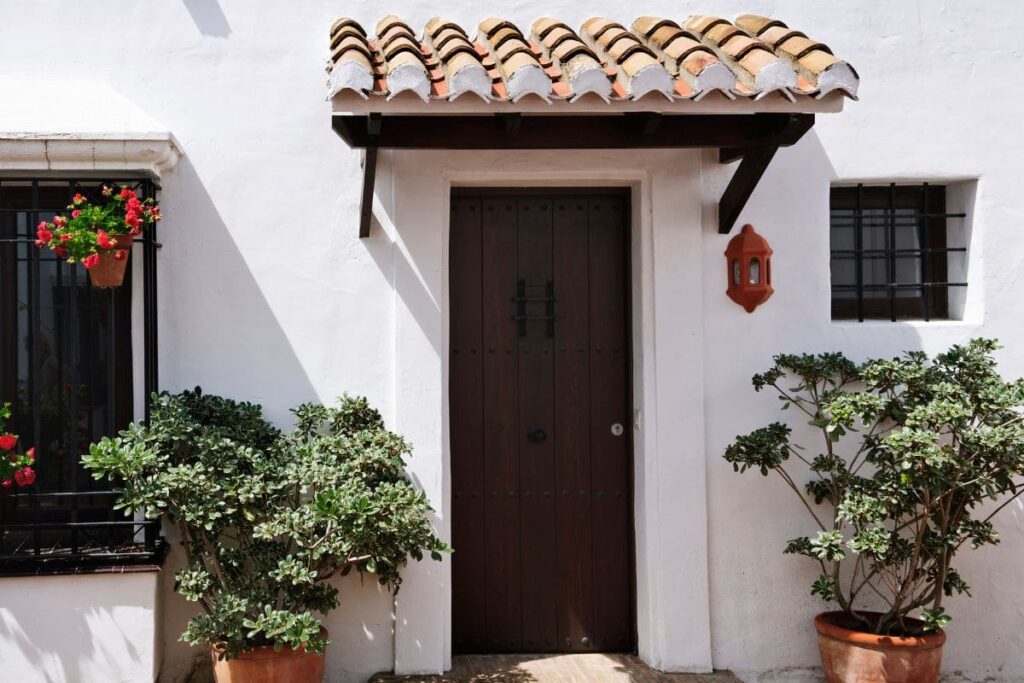 Skärmtak över en entrédörr.