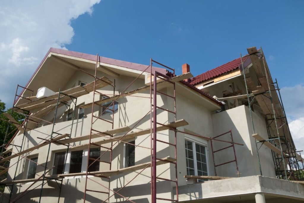 Hus med byggställningar runt.