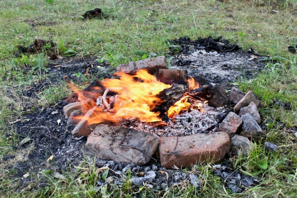 Grannens eldning utomhus på landet