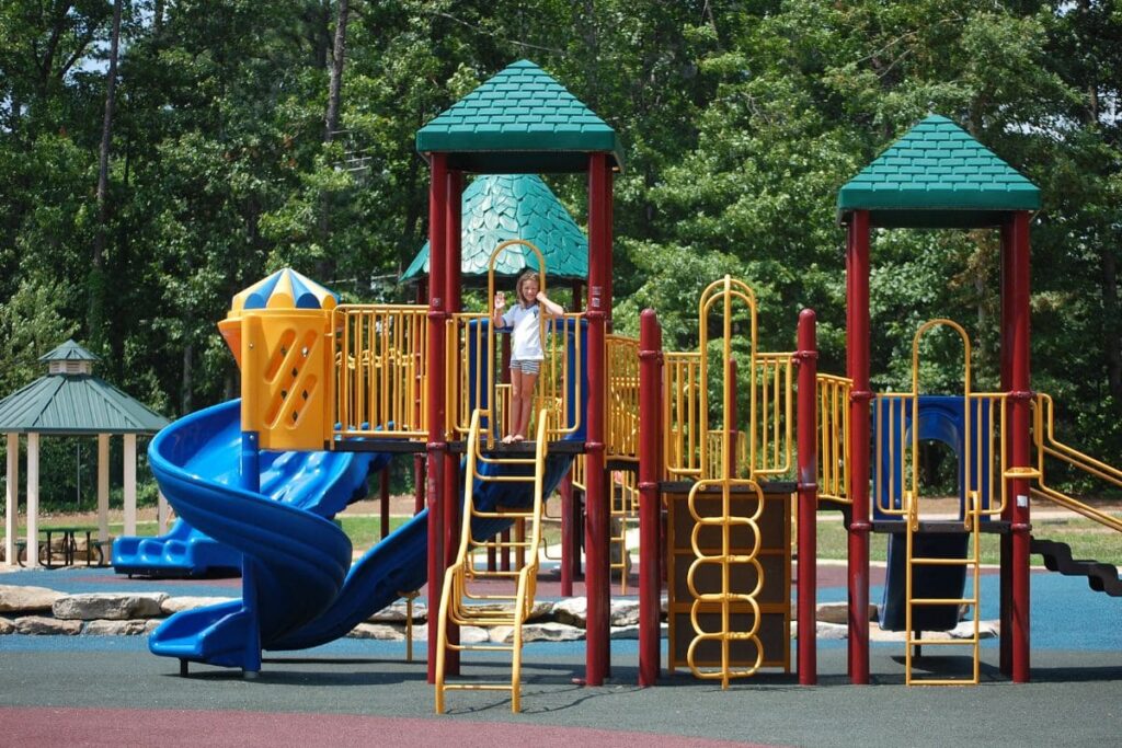 Stor färgglad lekpark