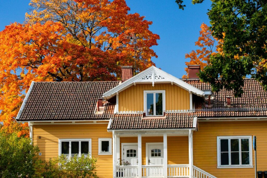 Gult hus med snickarglädje