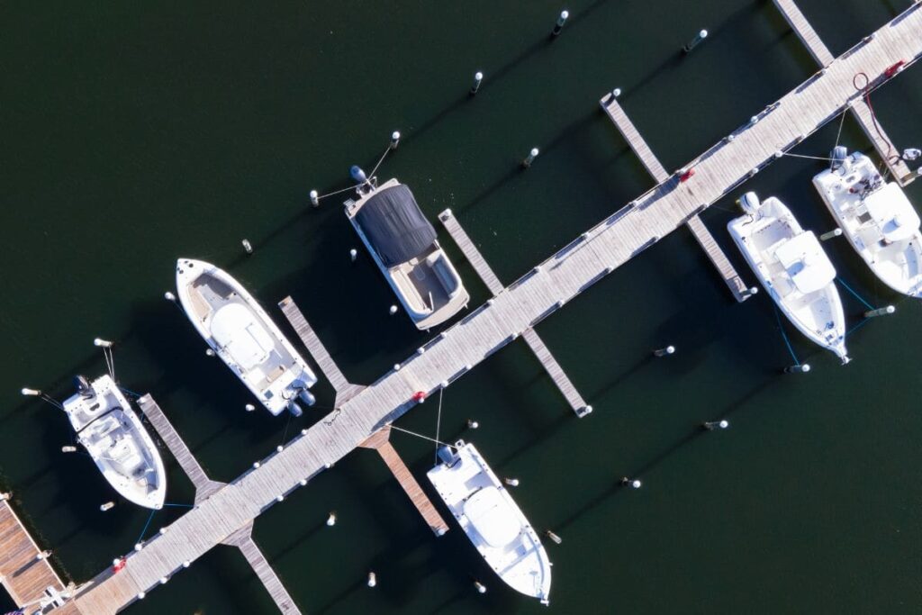 Brygga med båtplatser