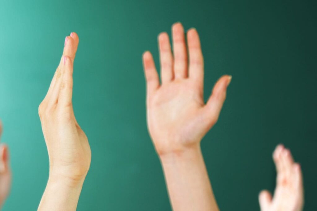 Händer uppe i luften