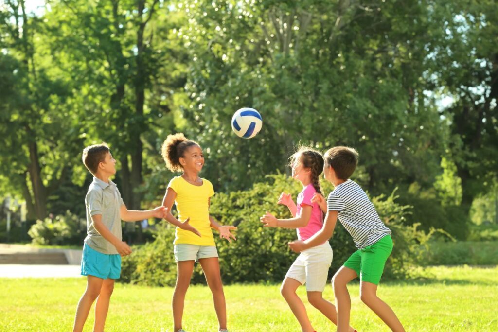 Barn som spelar boll.