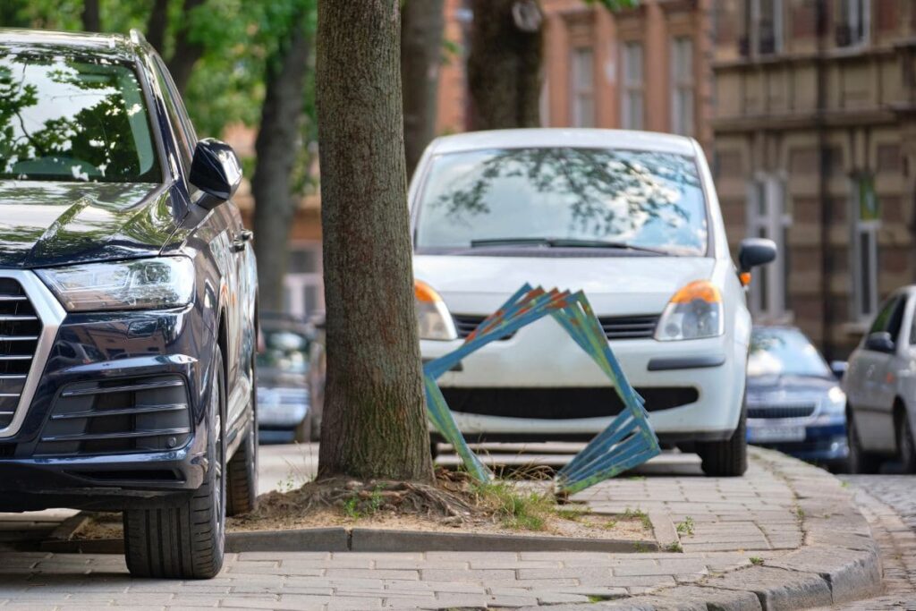 Bilar parkerade på gångbanan