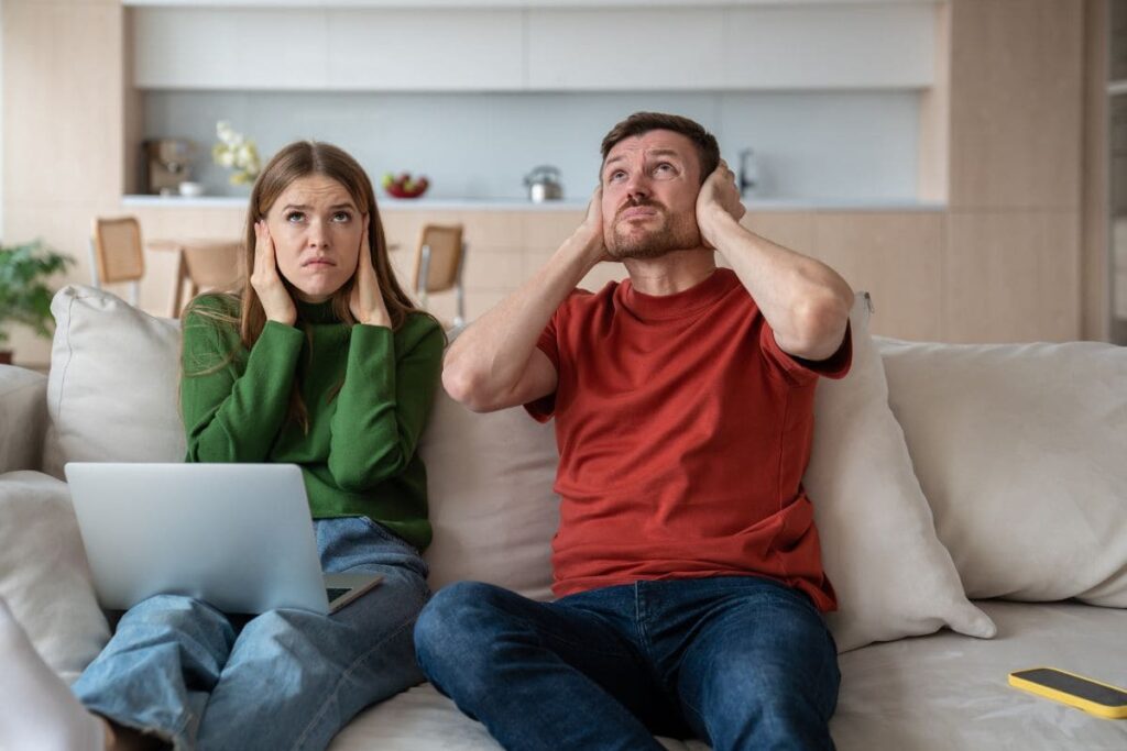 Par håller för öronen.