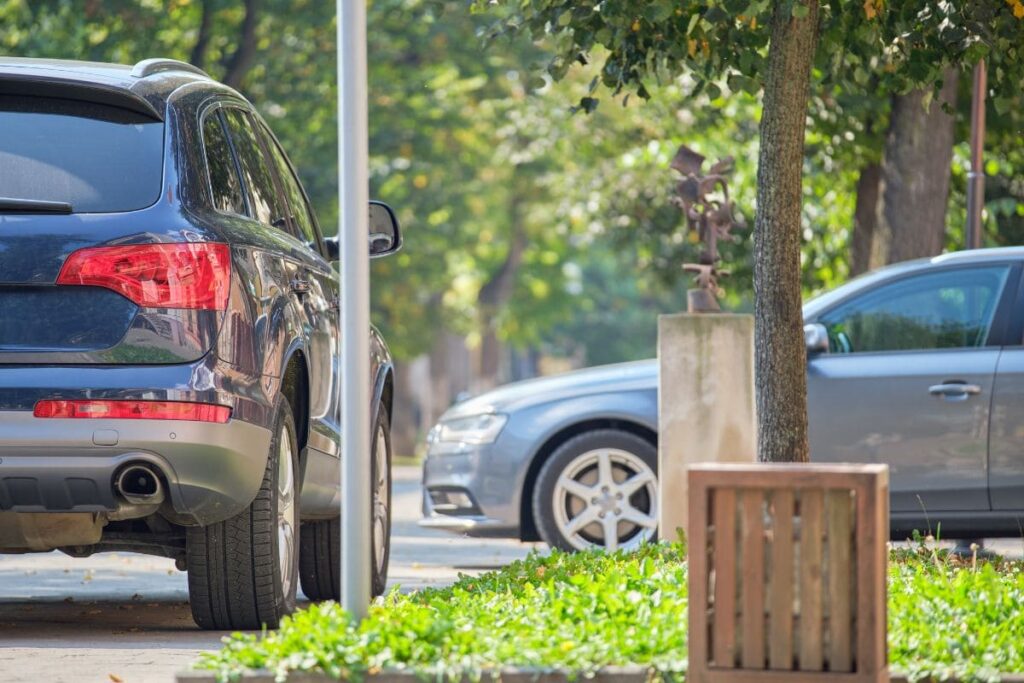 Parkerad bil vid korsning