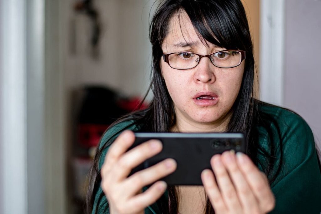 Ser en video och är upprörd