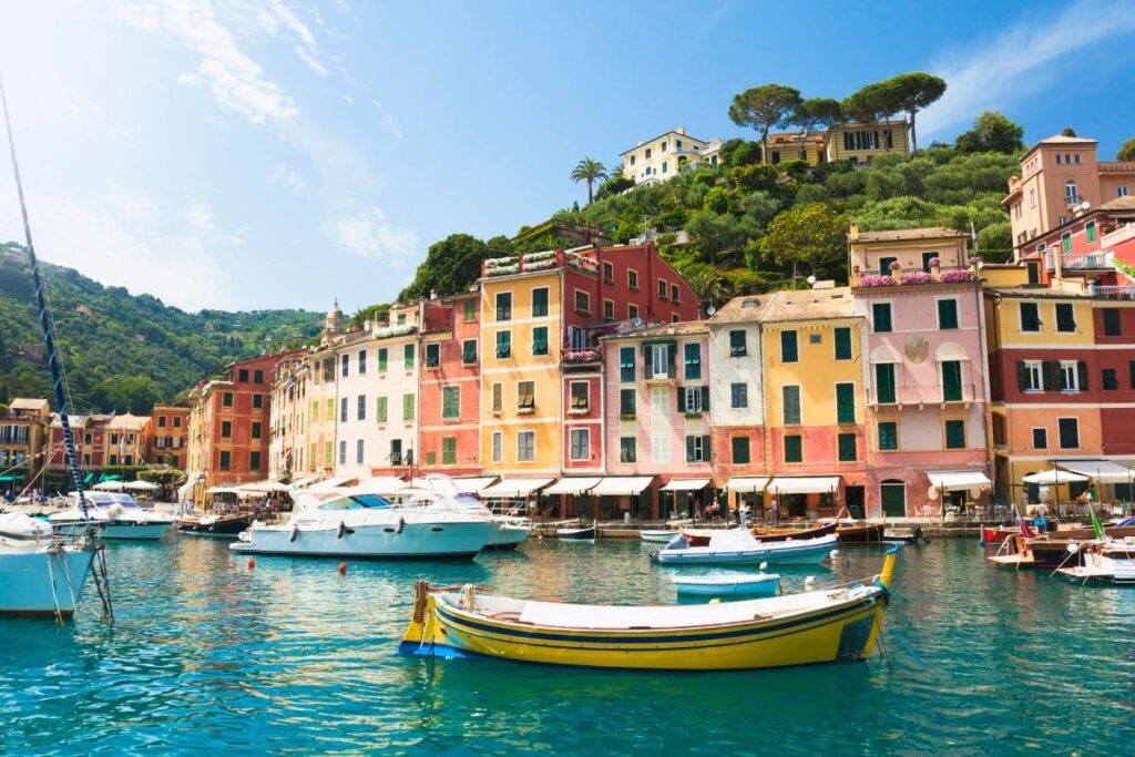 Semesterparadis inom EU med klarblått vatten och vackra putsade hus