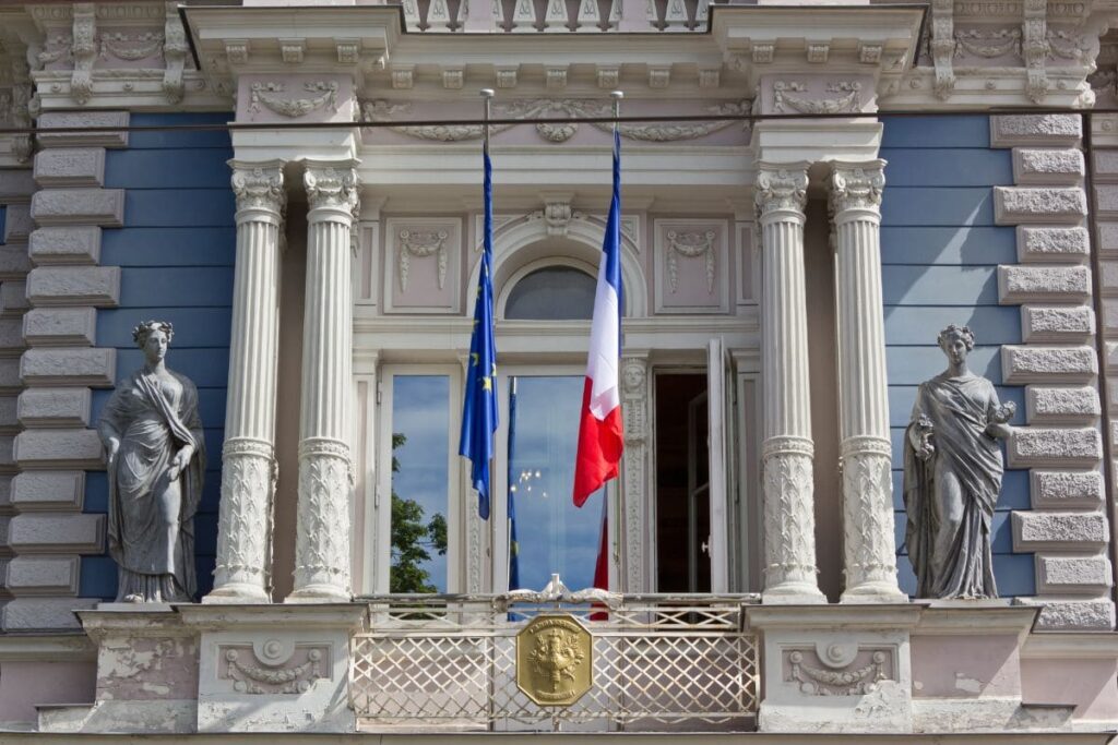 Pampig ambassad i blått och grått