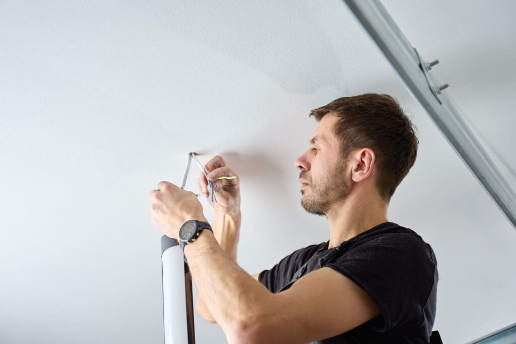 Elektriker som jobbar ABPU 25