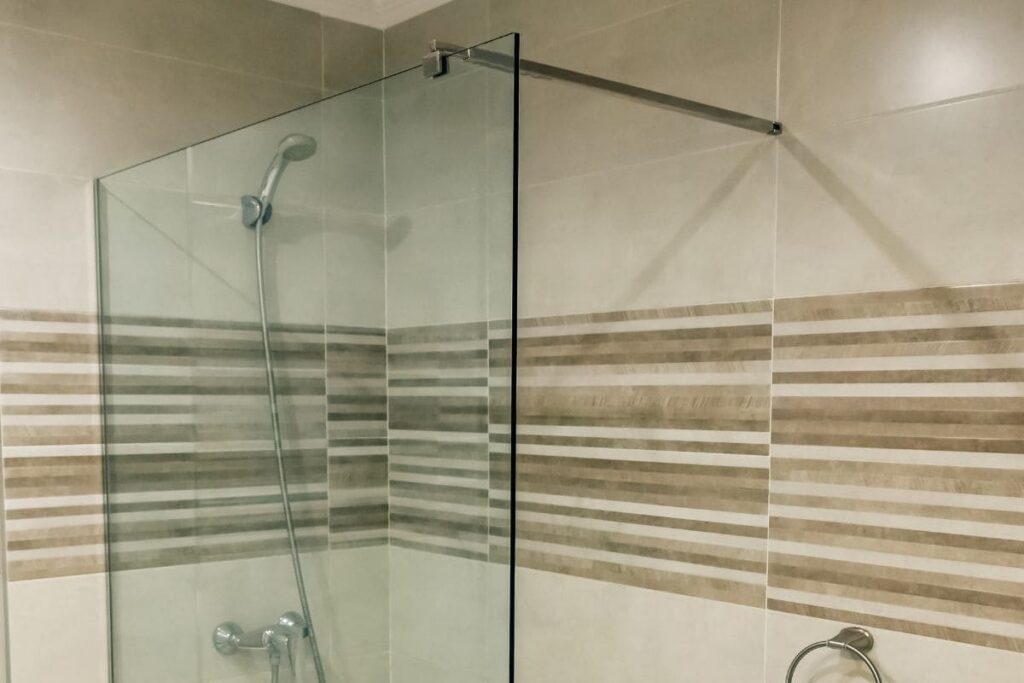 Duschvägg i glas
