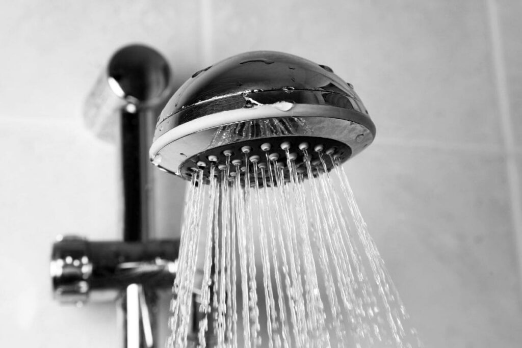 Dusch som strålar vatten
