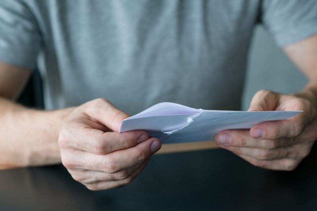 Läser en konkrusansökan