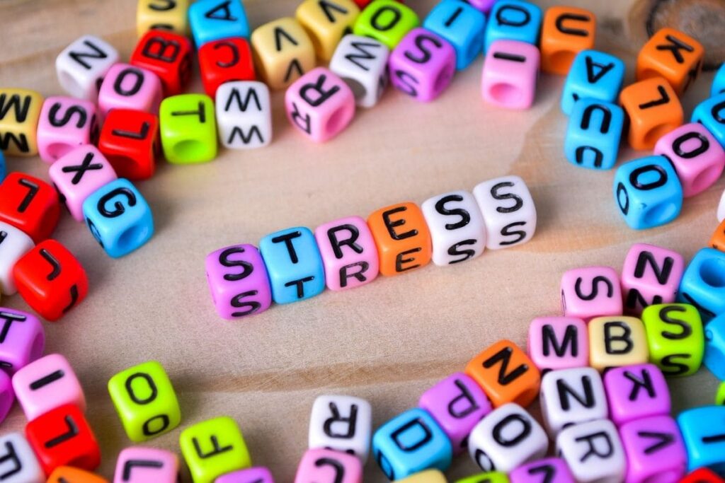 Tärningar med bokstäver bildar ordet stress