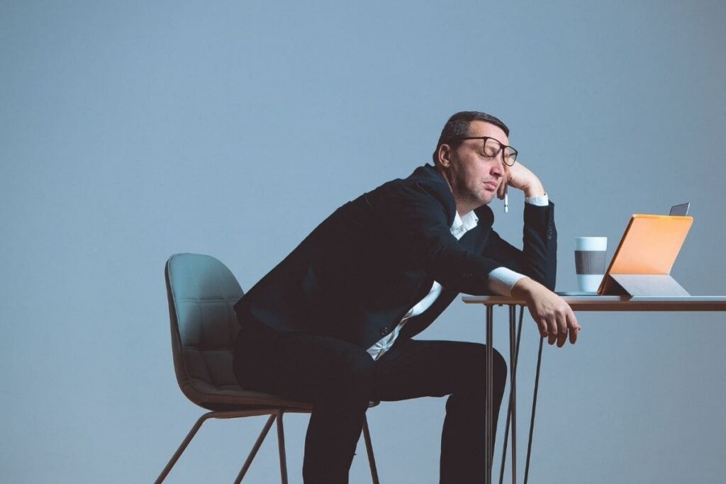Man sover på jobbet